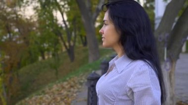 Güzel kız ayakta ve şehir parkı tepe üzerinde düşünme. (Sabah) gökyüzü yukarıda Cityscape akşam arıyorum. Yaz sonbahar sezonu