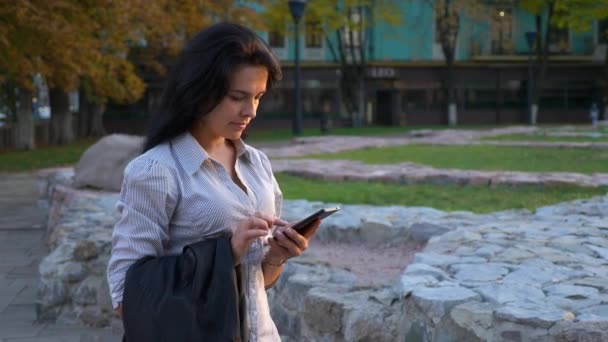 Biznes Kobieta Idzie Się Ulicy Pomocą Inteligentnego Telefonu Odpoczynek Relaks — Wideo stockowe