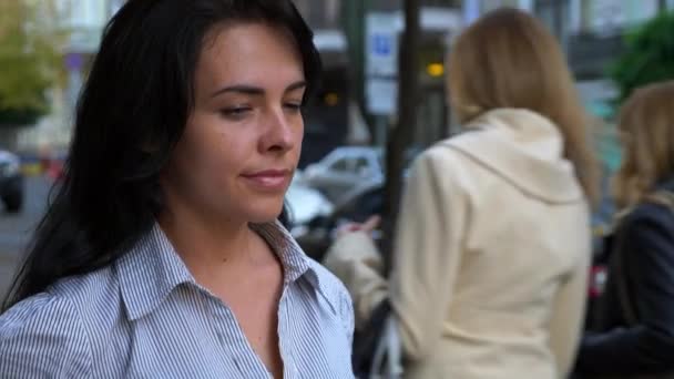 Femme Affaires Marche Sur Rue Utilisant Téléphone Intelligent Repos Détente — Video