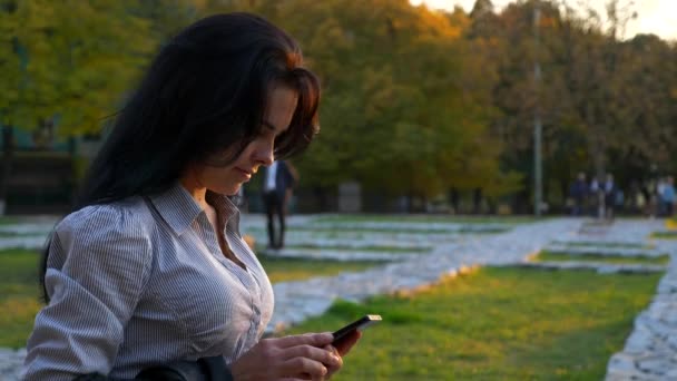 Mujer Negocios Camina Calle Usando Teléfono Inteligente Descanso Relajante Después — Vídeo de stock