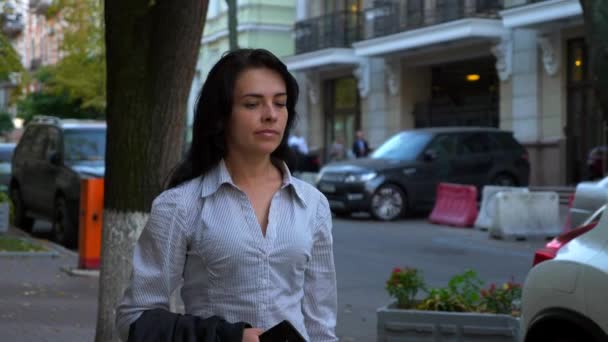 Mulher Negócios Confiante Anda Rua Centro Cidade Jovem Trabalhador Adulto — Vídeo de Stock