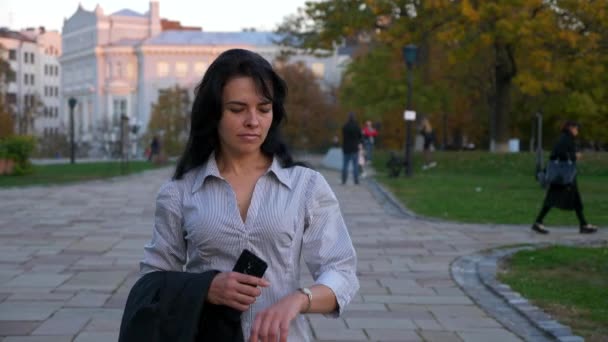 Mujer Revisando Qué Hora Mirando Reloj Reloj Mano Caminando Parque — Vídeo de stock