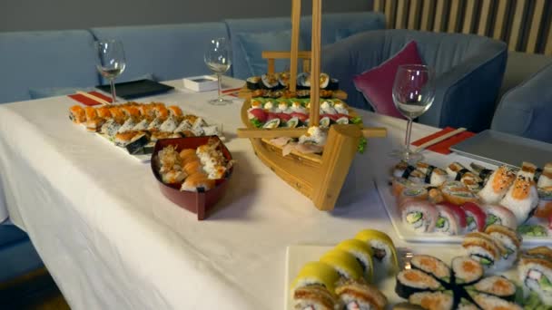 Obsługiwany Stół Pyszne Tradycyjne Japońskie Sushi Rolls Nigiri Naczynia Sos — Wideo stockowe