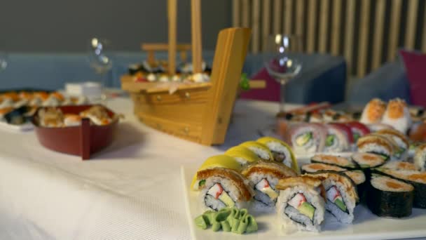 Mesa Servida Con Deliciosos Rollos Sushi Japoneses Tradicionales Nigiri Platos — Vídeo de stock