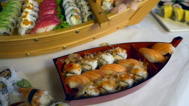 Mesa Servida Con Deliciosos Rollos Sushi Japoneses Tradicionales Nigiri Platos — Vídeo de stock