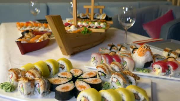 Serveras Bord Med Läckra Traditionella Japanska Sushi Rullar Och Nigiri — Stockvideo