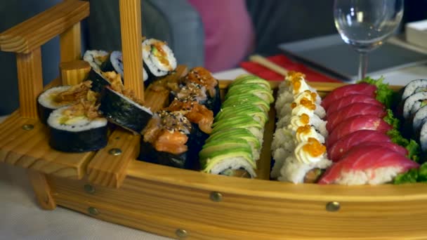 Obsługiwany Stół Pyszne Tradycyjne Japońskie Sushi Rolls Nigiri Naczynia Sos — Wideo stockowe