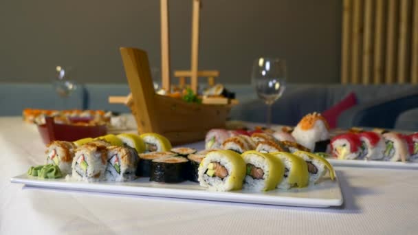 Servírované Stůl s lahodnou tradiční japonské sushi rolky a Nigiri na nádobí. Wasabiho omáčka. Krásné zdobené sushi loď. Rezervovaný stůl v restauraci. Catering pro oslavu.