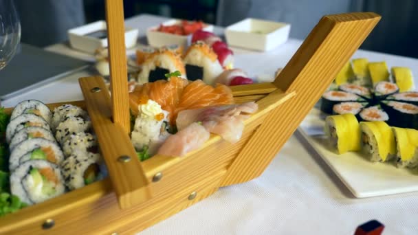 Mesa Servida Con Deliciosos Rollos Sushi Japoneses Tradicionales Nigiri Platos — Vídeo de stock