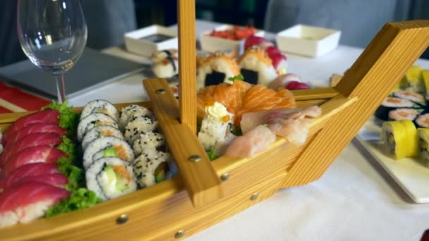 Mesa Servida Con Deliciosos Rollos Sushi Japoneses Tradicionales Nigiri Platos — Vídeo de stock