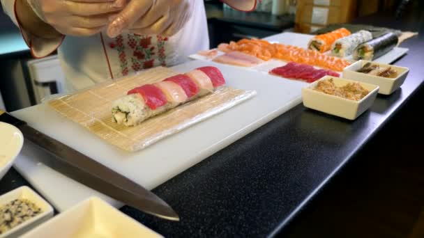 Close Mãos Fazendo Longos Rolos Sushi Nigiri Cozinha Japonesa Master — Vídeo de Stock