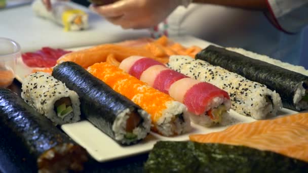 Hände Großaufnahme Die Lange Sushi Rollen Nigiri Herstellen Japanische Küche — Stockvideo