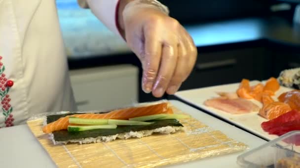 Close Mãos Fazendo Longos Rolos Sushi Nigiri Cozinha Japonesa Master — Vídeo de Stock