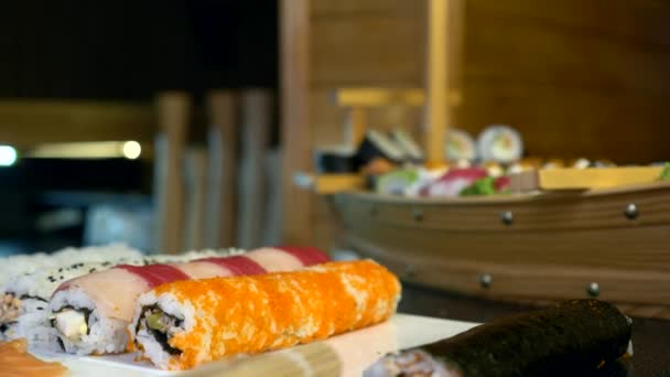 Close Hands Making Long Sushi Rolls Nigiri Cocina Japonesa Master — Vídeo de stock