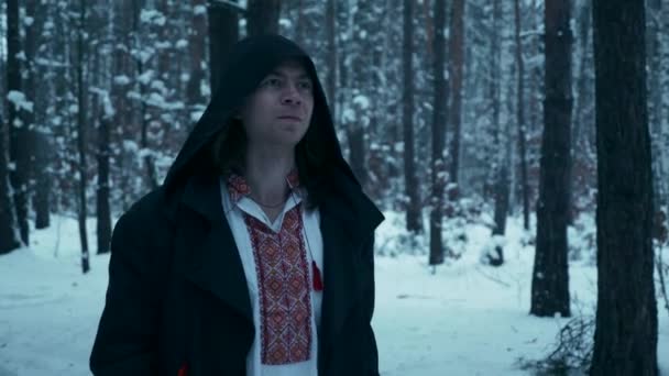 Mittelalterlicher Mann Schwarzem Mantel Mit Kapuze Fuß Abenddämmerung Wanderer Winterwald — Stockvideo