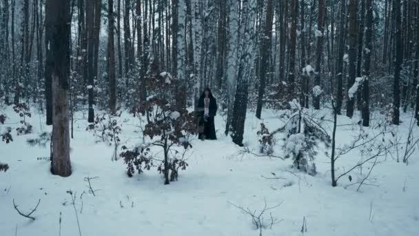 Middeleeuwse Man Zwarte Mantel Met Kap Lopen Avond Schemering Twilight — Stockvideo