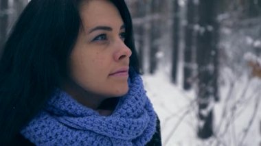 Portre oldukça ciddi kız düşünme ve gökyüzü üzerine arıyorum. Kış tatil tatil. Kar yağışı sırasında kış orman. Frost hava kar ağaçlar ahşap kaplı. Ağır çekim 60 fps