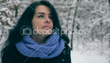 Portre oldukça ciddi kız düşünme ve gökyüzü üzerine arıyorum. Kış tatil tatil. Kar yağışı sırasında kış orman. Frost hava kar ağaçlar ahşap kaplı. Ağır çekim 60 fps