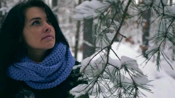 Stående Ganska Allvarlig Flicka Tänkande Och Tittar Upp Himlen Semester — Stockvideo