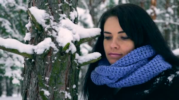 Stående Ganska Allvarlig Flicka Tänkande Och Tittar Upp Himlen Semester — Stockvideo