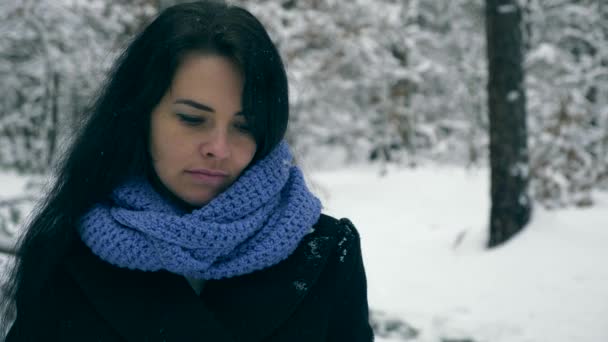 Πορτραίτο Λυπημένο Γυναίκα Στέκεται Σκέψης Συναίσθημα Θλίψης Αρκετά Γυναικείο Πρόσωπο — Αρχείο Βίντεο
