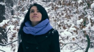 Ciddi güzel kız kış ormanda kar yağışı sırasında zevk doğa yürüyüşleri. Kış tatillerinde seyahat hiking. Frost hava kar ağaçlar ahşap kaplı. Ağır çekim 60 fps