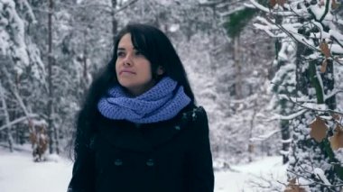 Ciddi güzel kız kış ormanda kar yağışı sırasında zevk doğa yürüyüşleri. Kış tatillerinde seyahat hiking. Frost hava kar ağaçlar ahşap kaplı. Ağır çekim 60 fps