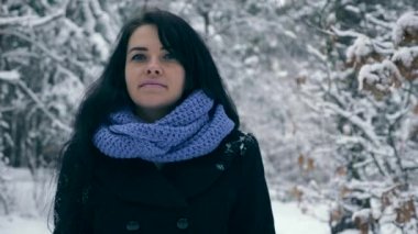 Ciddi güzel kız kış ormanda kar yağışı sırasında zevk doğa yürüyüşleri. Kış tatillerinde seyahat hiking. Frost hava kar ağaçlar ahşap kaplı. Ağır çekim 60 fps
