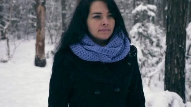 Ciddi güzel kız kış ormanda kar yağışı sırasında zevk doğa yürüyüşleri. Kış tatillerinde seyahat hiking. Frost hava kar ağaçlar ahşap kaplı. Ağır çekim 60 fps