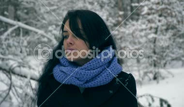  Hüzünlü güzel kız üzgün bakıyor. Kar yağışı sırasında düşünme kış orman. Kış tatil Noel Sevgililer. Frost hava kar ağaçlar ahşap kaplı