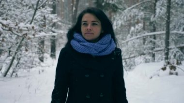 Güzel kız kış ormanda kar yağışı Blizzard kar kasırga sırasında yürüyüş. Frost hava kar ağaçlar ahşap kaplı. Ağır çekim
