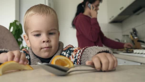 Joyful Little Boy Sorri Brincando Mesa Cozinha Feliz Criança Sorridente — Vídeo de Stock