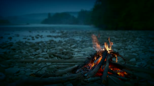 Gros Plan Feu Camp Près Mountain River Rocky Shore Randonnée — Video