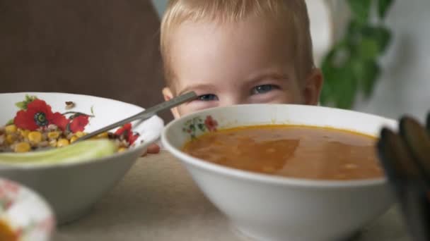 Joyful Little Boy Juega Mesa Cocina Feliz Niño Sonriente Fondo — Vídeos de Stock