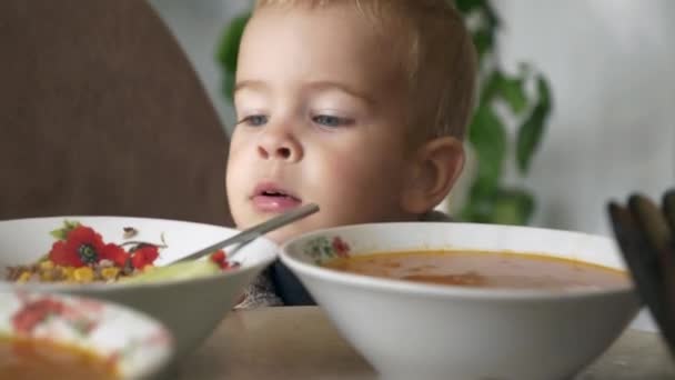 60P Joyful Little Boy Joga Mesa Cozinha Feliz Criança Sorridente — Vídeo de Stock