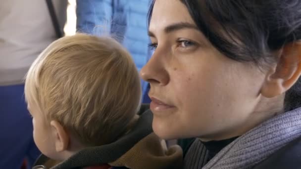 Train Entre Dans Tunnel Petit Enfant Avec Mère Voyageant Voiture — Video