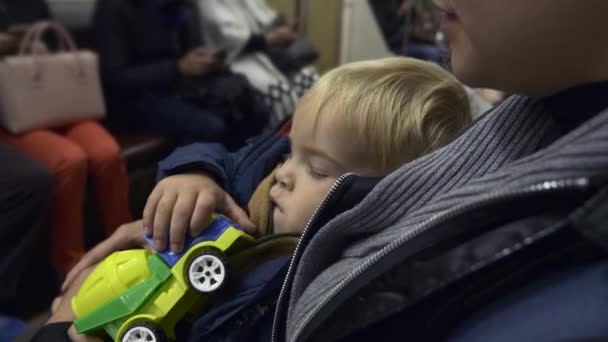 Niño Pequeño Con Madre Viaja Metro Subterráneo Sentado Vagón Tren — Vídeos de Stock