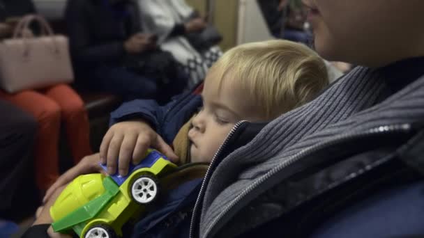 Criança Com Mãe Viaja Metro Subterrâneo Sentado Vagão Comboio Vida — Vídeo de Stock