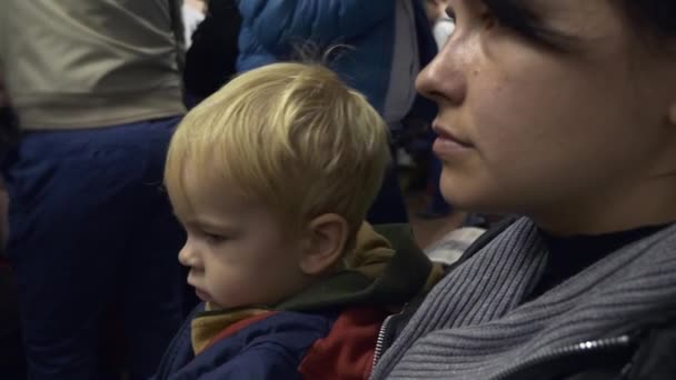 Niño Pequeño Con Madre Viaja Metro Subterráneo Sentado Vagón Tren — Vídeos de Stock