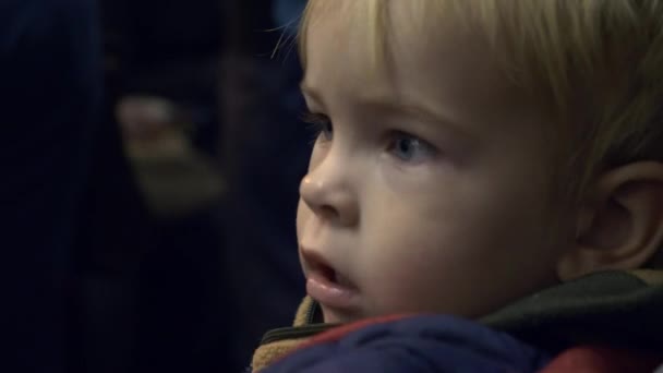 Kindje Met Moeder Reist Met Ondergrondse Metro Zit Trein Wagon — Stockvideo