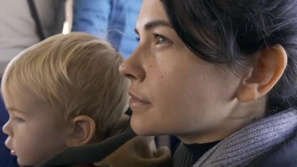 带着母亲的小孩乘地铁旅行 坐在火车货车上公共交通上班时 城市生活忙碌的人们 — 图库视频影像