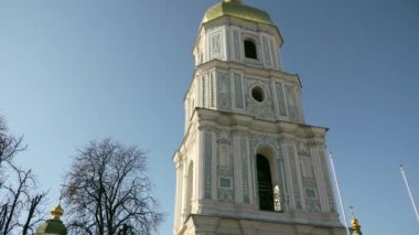 Kiev - 11. yüzyıl Ortodoks Kilisesi yaldızlı kubbesi Ayasofya'nın katedralde. Kiev, Ukrayna 11 Kasım 2018 tarihi mekanlara gezi