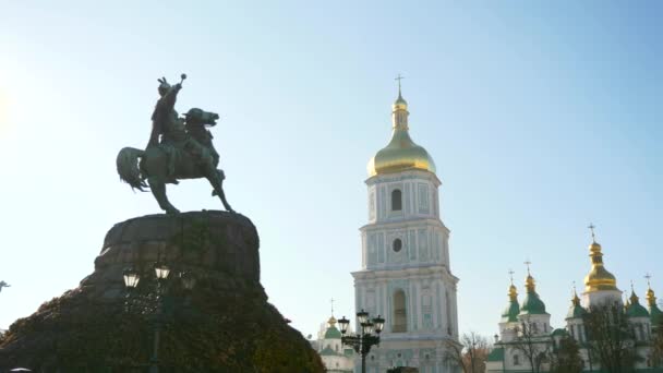 19世纪博赫丹 赫梅利尼茨基纪念碑 背景圣索菲亚大教堂 2018年11月7日 — 图库视频影像