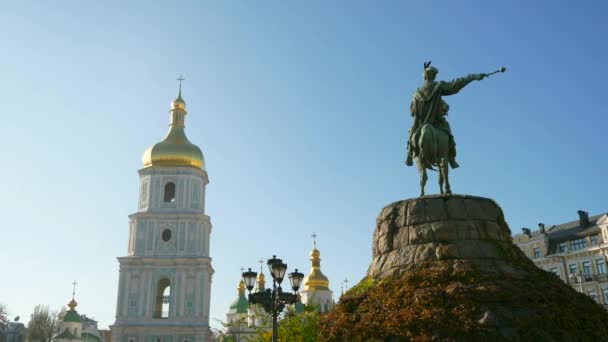 Monumento Del Siglo Xix Bohdan Khmelnytsky Sobre Fondo Catedral Santa — Vídeo de stock