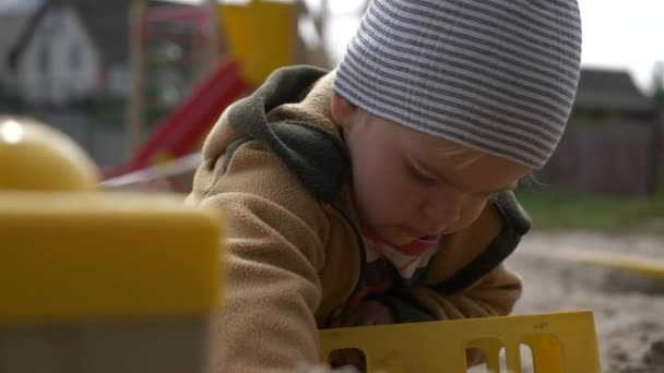 Ernstige Schattig Kind Speelt Alleen Met Gebroken Speelgoed Sandbox Een — Stockvideo