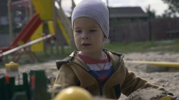 Ernstige Schattig Kind Speelt Alleen Met Gebroken Speelgoed Sandbox Een — Stockvideo