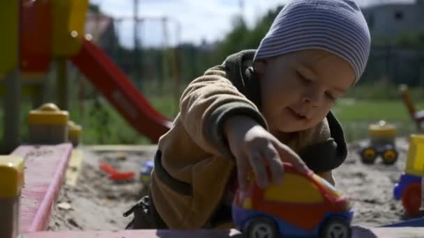 Criança Bonito Joga Sandbox Livre Faz Figuras Areia Parque Infantil — Vídeo de Stock