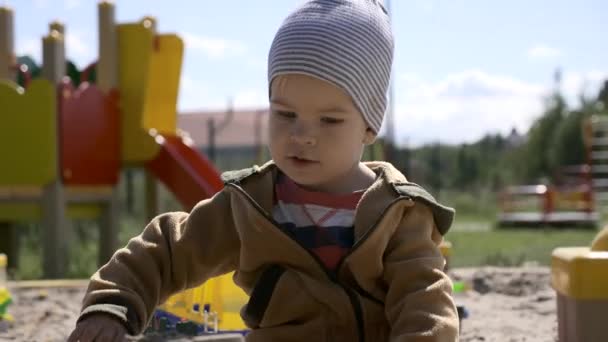 Lindo Niño Juega Sandbox Aire Libre Hace Figuras Arena Parque — Vídeo de stock