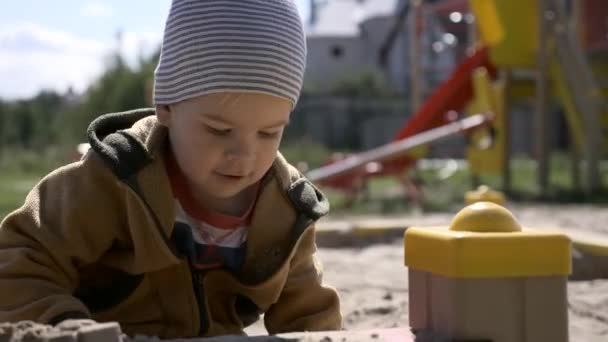 Lindo Niño Juega Sandbox Aire Libre Hace Figuras Arena Parque — Vídeos de Stock