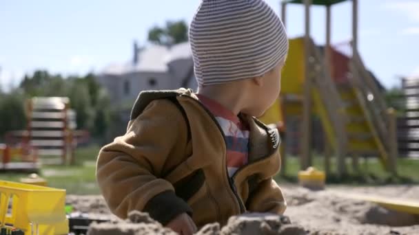 Милый Ребенок Играет Песочнице Открытом Воздухе Делает Фигуры Песке Детской — стоковое видео